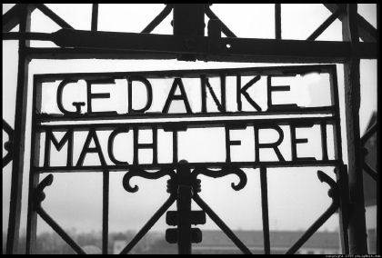 dachau-gedanke-macht-frei.jpg