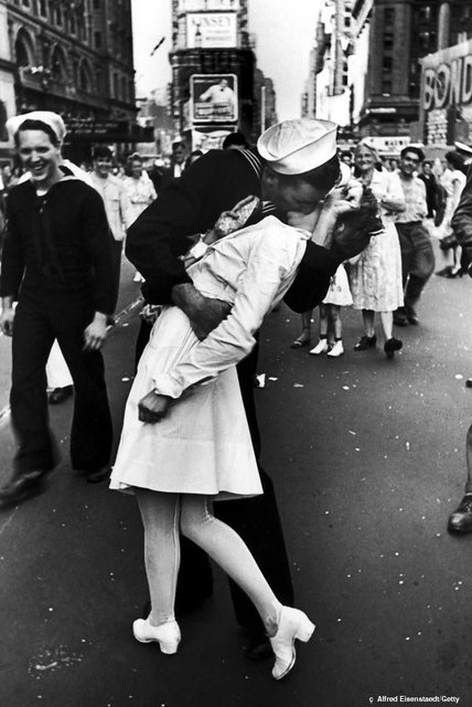 kissing-sailor.jpg (91 KiB) Viewed 3561 times kissing-sailor.jpg