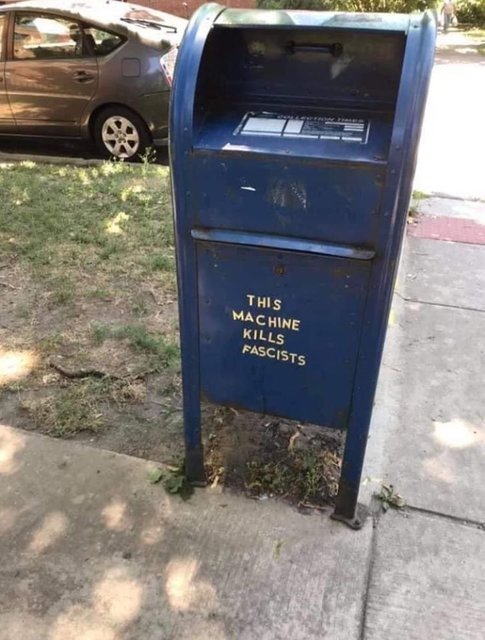 trump mailbox 3.jpg